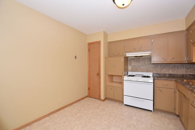 Building Photo - 8904 W Villard Ave