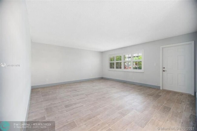 Building Photo - 2500 NE 9th St