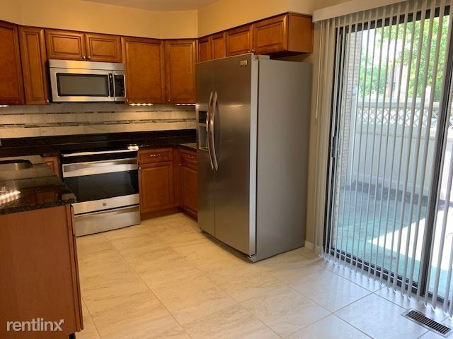Building Photo - 3 br, 2.5 bath Townhome - 104 Williamsburg Ln