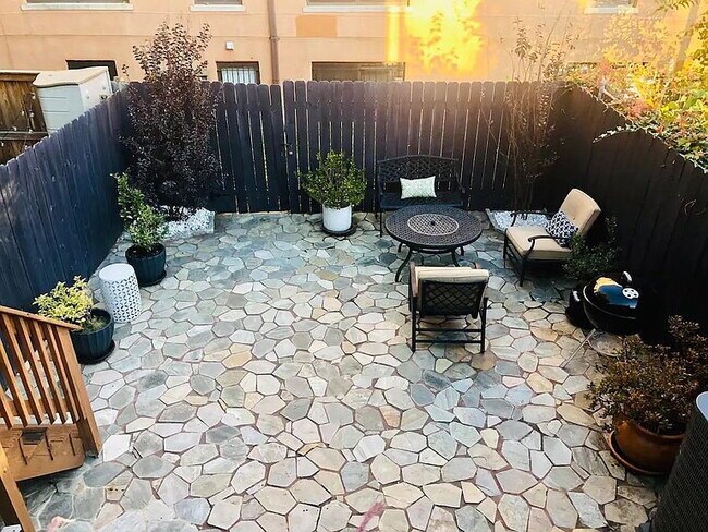 Foto del edificio - "Spacious 3-Bed, 3-Bath Urban Retreat in Vibrant Washington, DC Neighborhood!"