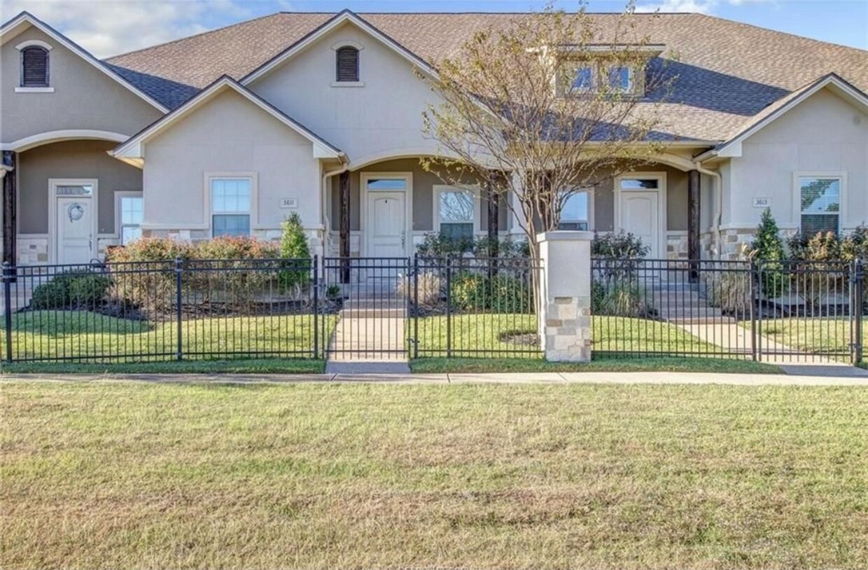 Foto principal - College Station - 3 bedroom / 3 bath Townh...