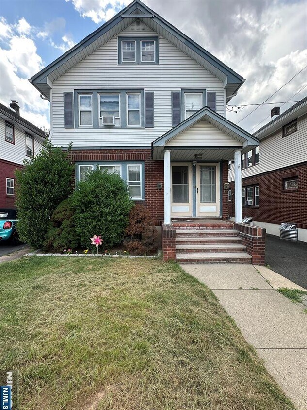 Primary Photo - 15-44-44 Parmelee Ave