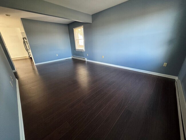 Foto del edificio - 3 Bedroom Semi-Detached Home in Crossroads Borough!