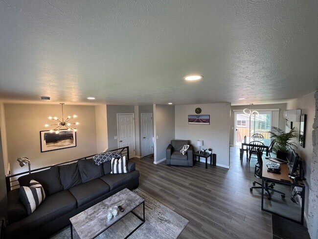 Building Photo - 1/2 Duplex in the very desirable West Arva...