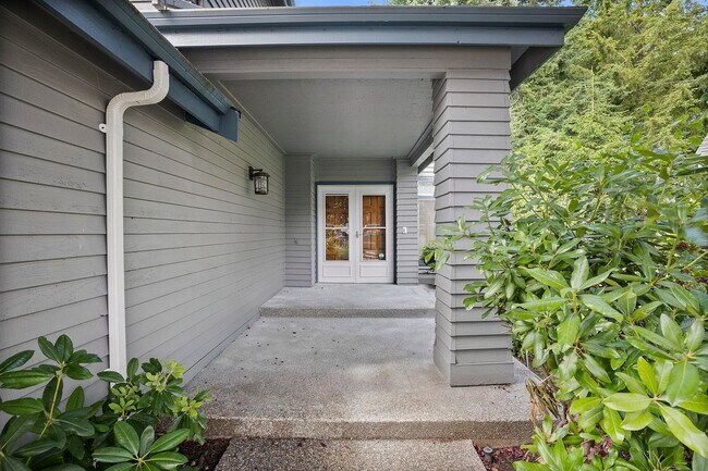 Building Photo - Luxury Rental in University Place's Gated ...