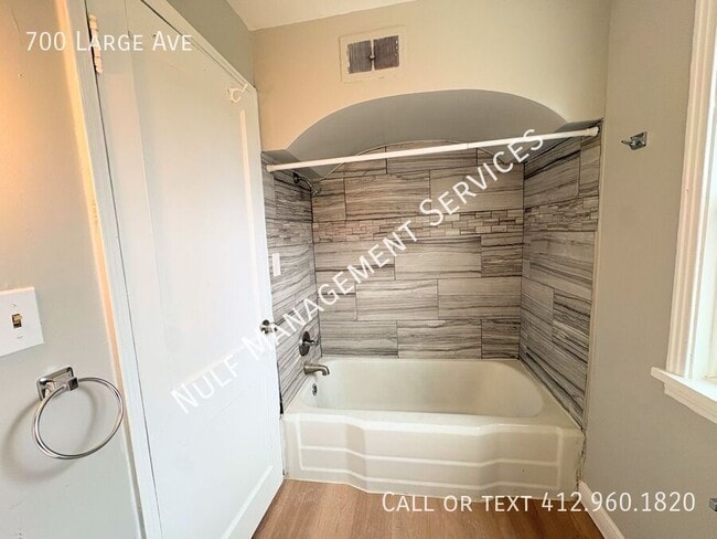 Building Photo - 700 Large Ave