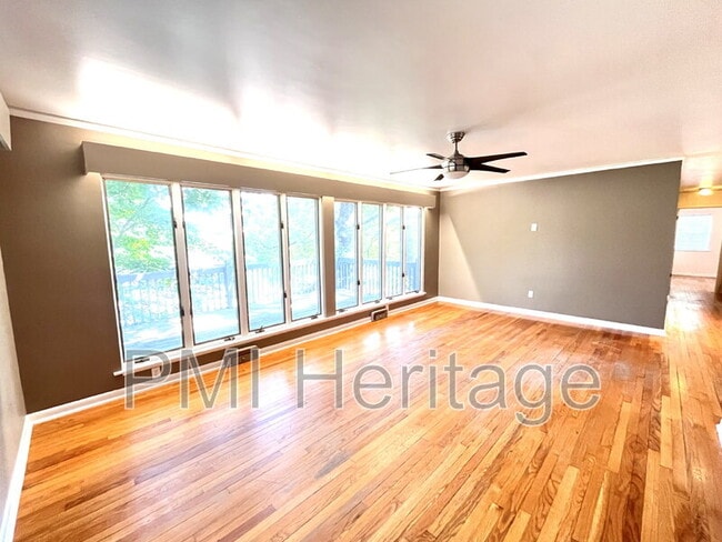 Building Photo - 1139 N Sunset Dr