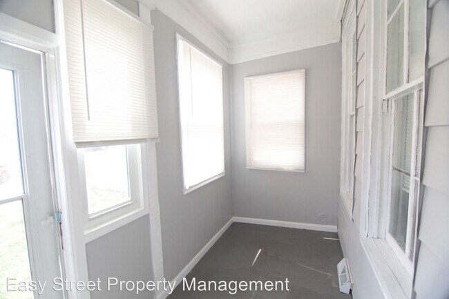 Building Photo - 2 br, 1 bath House - 1424 W. 3rd St.