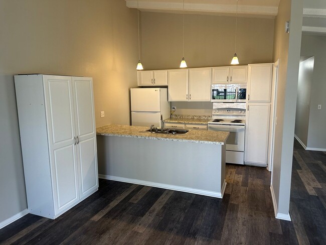 Building Photo - Spacious 3 Bedroom 2 Bath Lakewood Home