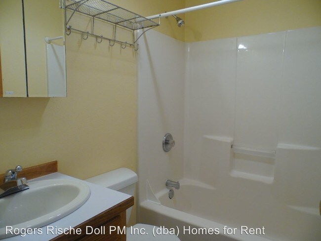 Building Photo - 910 SE 8th Ave