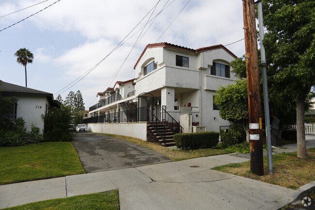 Edificio - 714 E Elk Ave