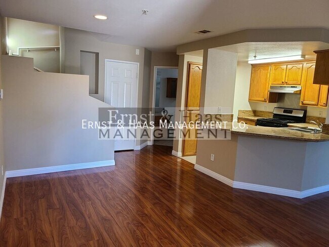 Foto del edificio - Beautiful 2 Story Townhome with Private Pa...