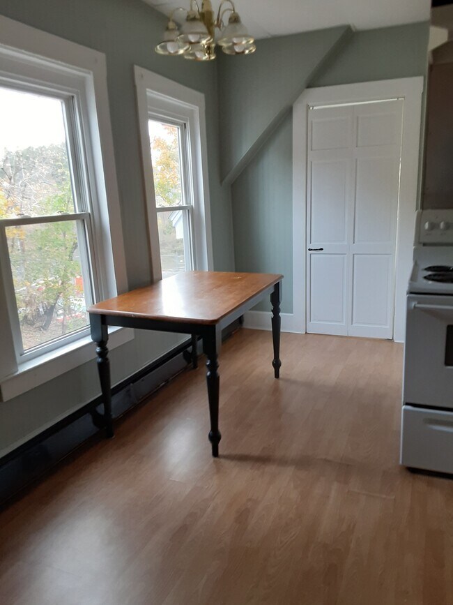 Eat in Kitchen with pantry - 9 Halifax St