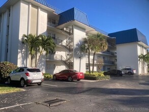 Building Photo - 2936 Lake Shore Dr