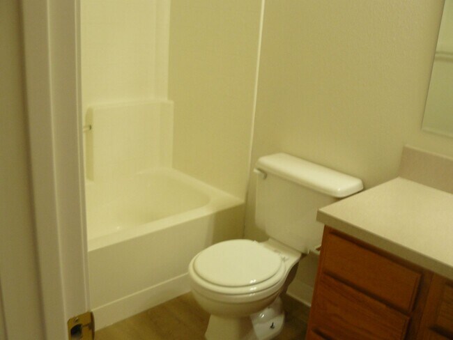 Foto del edificio - 2 Bedroom, 1.5 Bath Townhome