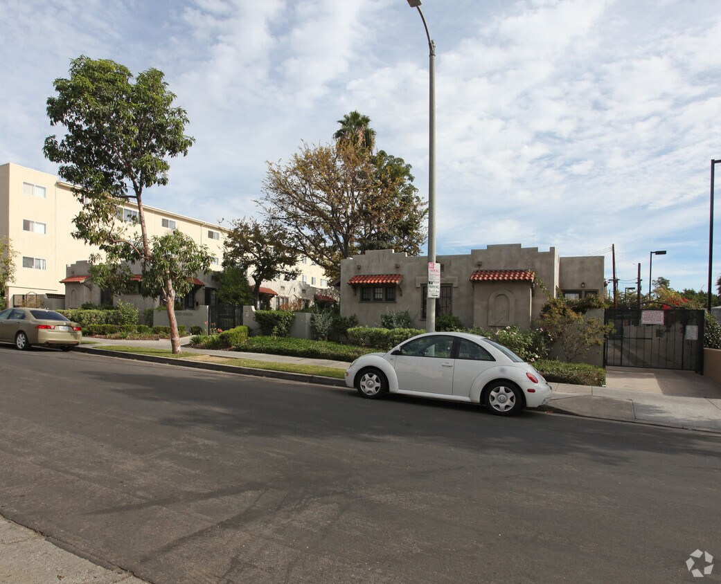 Building Photo - 1516-1524 N Serrano Ave
