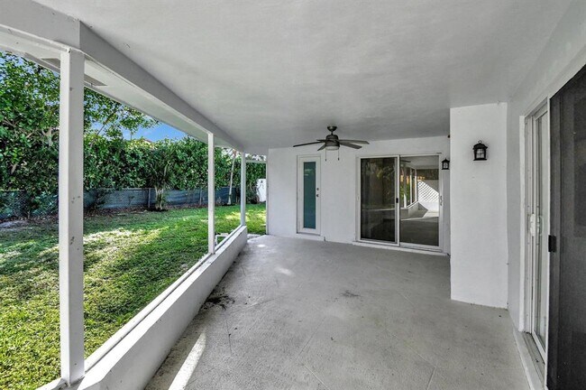 Building Photo - 1060 NW 6th Ter