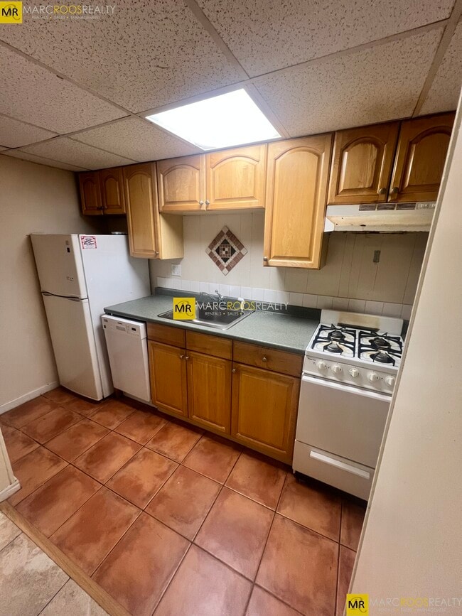 Building Photo - 16 Glenville Ave