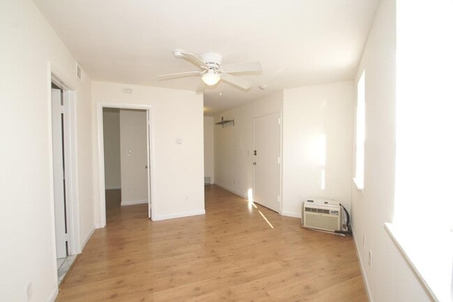 Building Photo - Grays Ferry Ave 2435