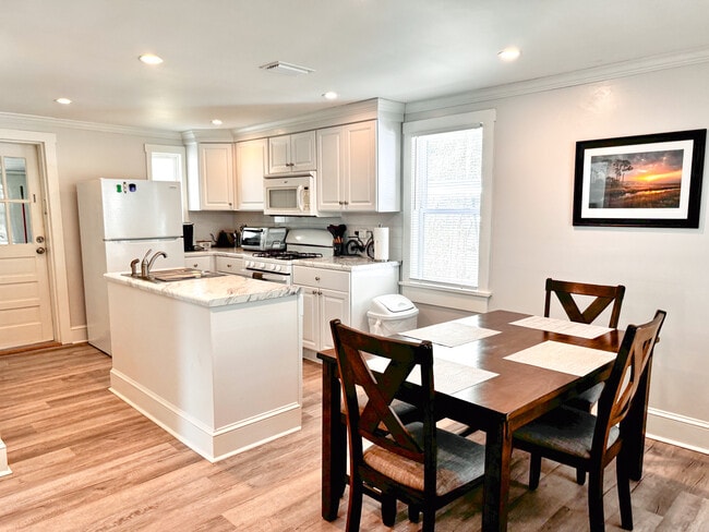 Cocina y comedor - 813 N Spair St