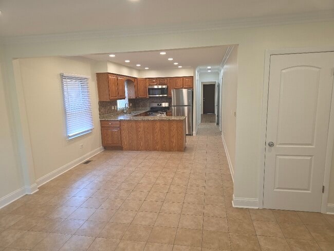 Building Photo - 826 E Capri Dr