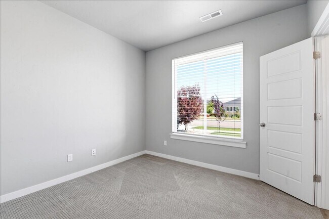 Foto del edificio - 5 Bedroom, 2.5 Bathroom home located in Southeast Boise