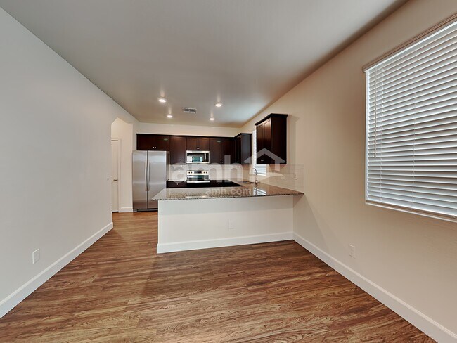 Building Photo - 658 W Bosal Dr