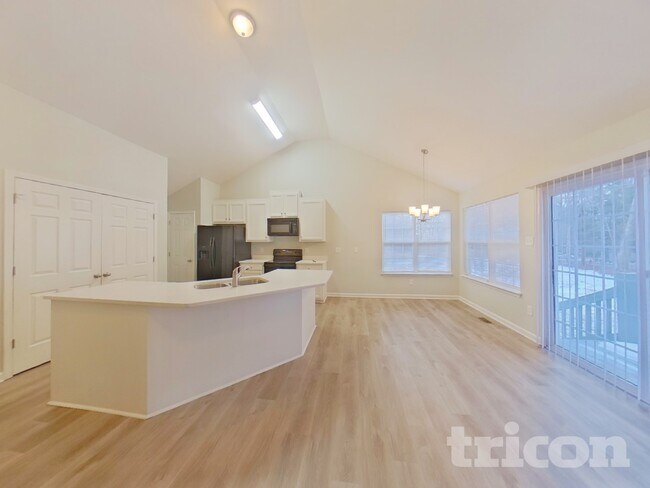 Building Photo - 1585 Kingston Dr