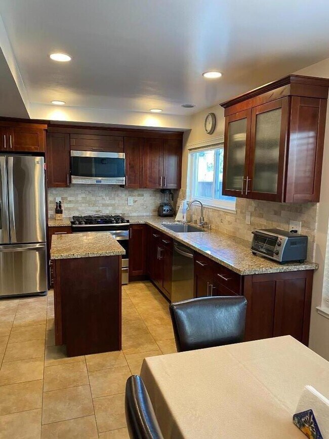 Building Photo - 884 Neptune Ct