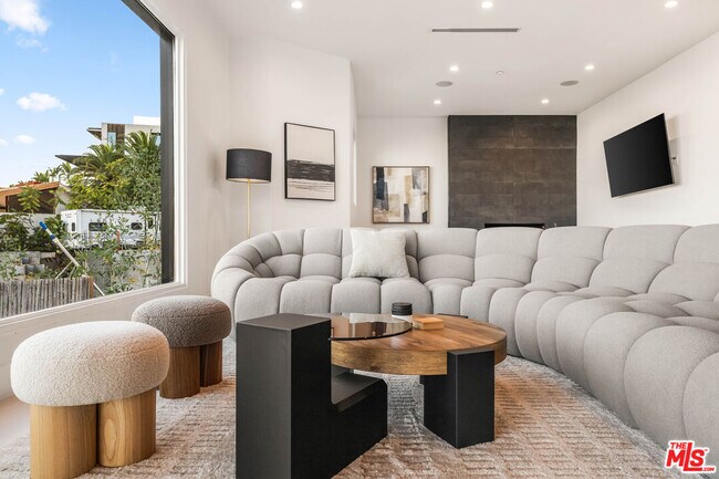 Foto del edificio - 8425 Hillside Ave