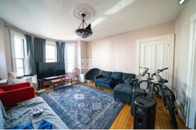 Building Photo - Unique 8 bed 2bath HOUSE with Yard,  Basement , Easy Parking