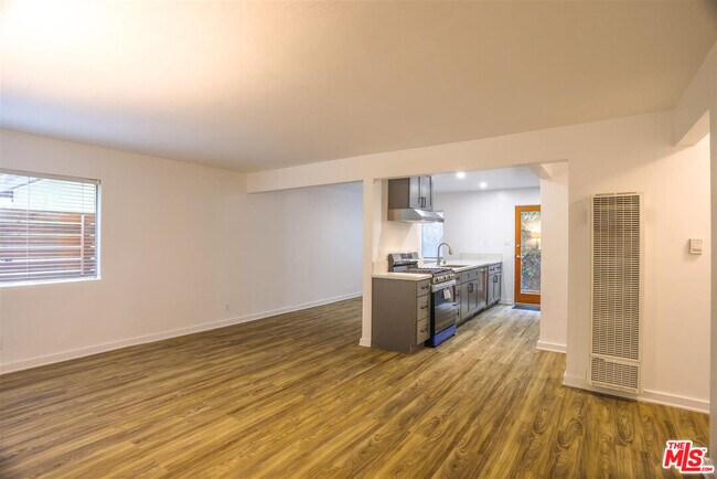 Building Photo - 1603 Oakwood Ave