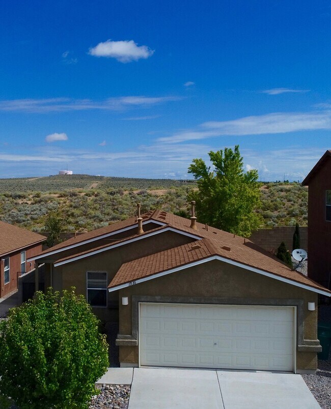 Foto del edificio - Prominent 3 Bedroom, 2 Bath Single Story Home In Rio Rancho!