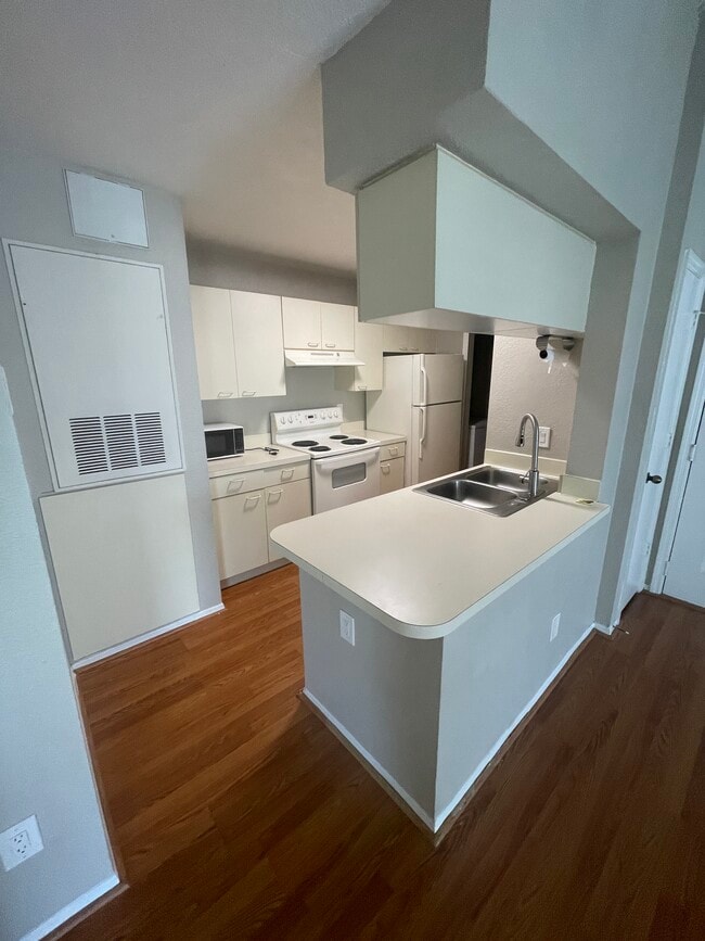 Building Photo - 2550 N Alafaya Trl