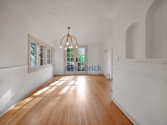 Building Photo - A beautiful 3 bed and 2 bathroom house for rent