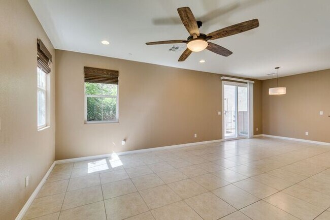 Foto del edificio - Better Than New with Stunning Designer Upgrades Throughout!