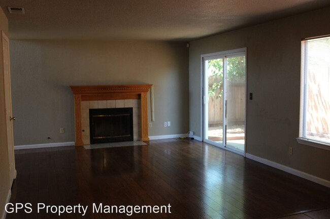 Building Photo - 3 br, 2.5 bath House - 25 Tamarack Dr.
