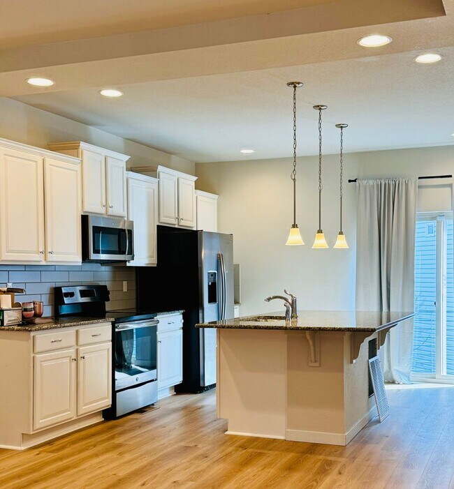 Foto del edificio - Beautiful bi-level with luxury finishes