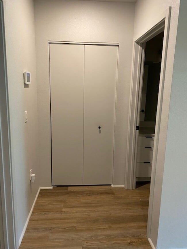Building Photo - Modern 1-Bdrm/1-Bath Ground Level Corner U...