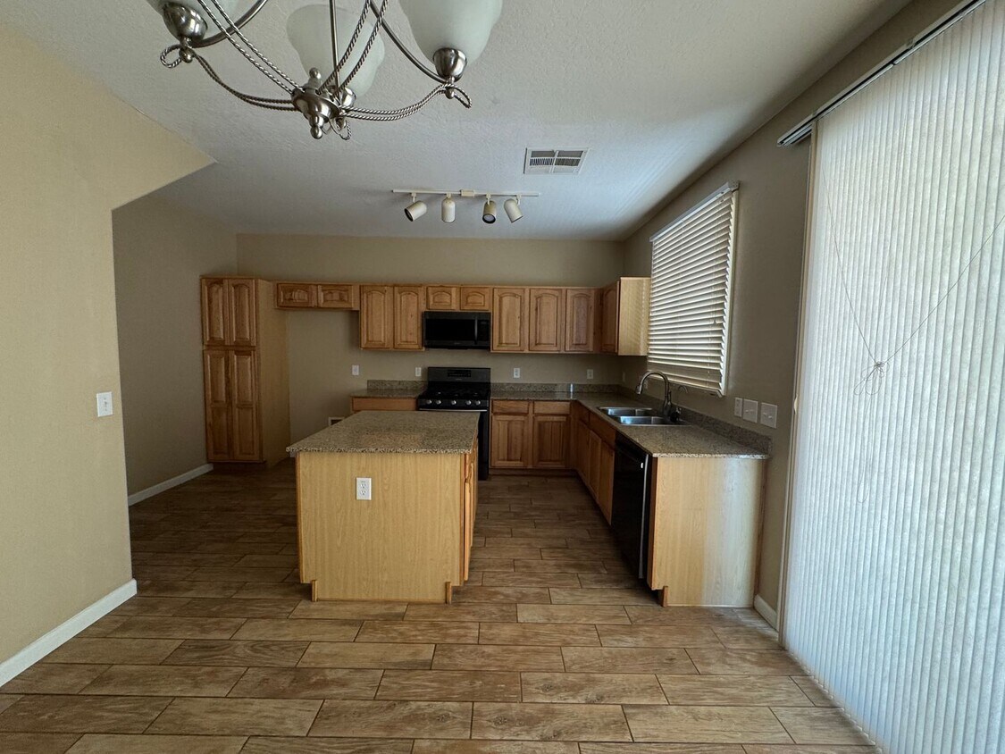 Building Photo - 3 BEDROOMS IN SURPRISE FARMS