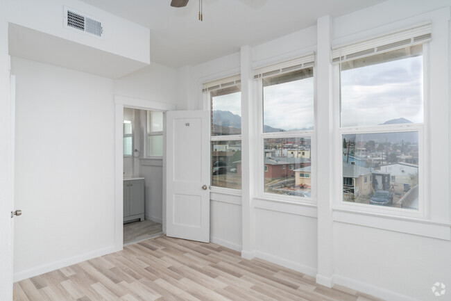 1BR, 1BA - 665SF - Bedroom - Loma Apartments