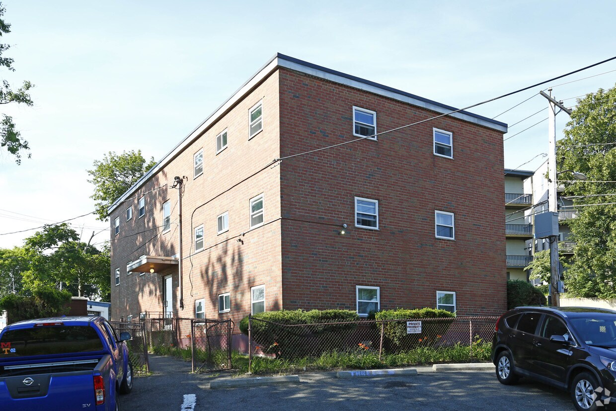 Building Photo - 5 Waldemar Ave