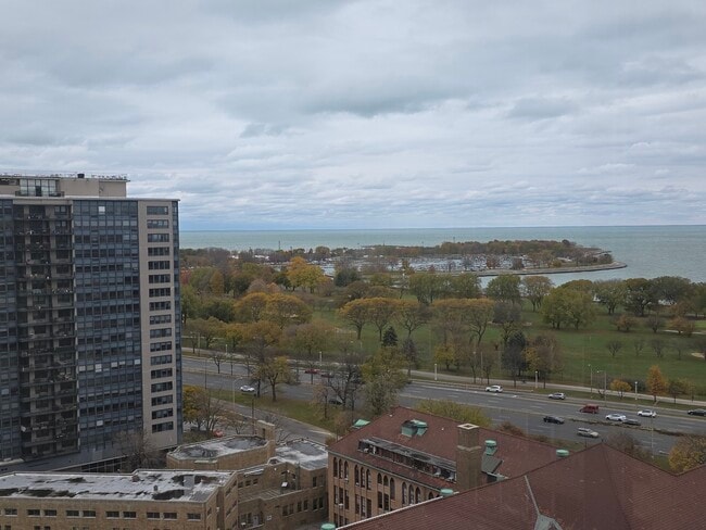 Foto del edificio - 655 W Irving Park Rd