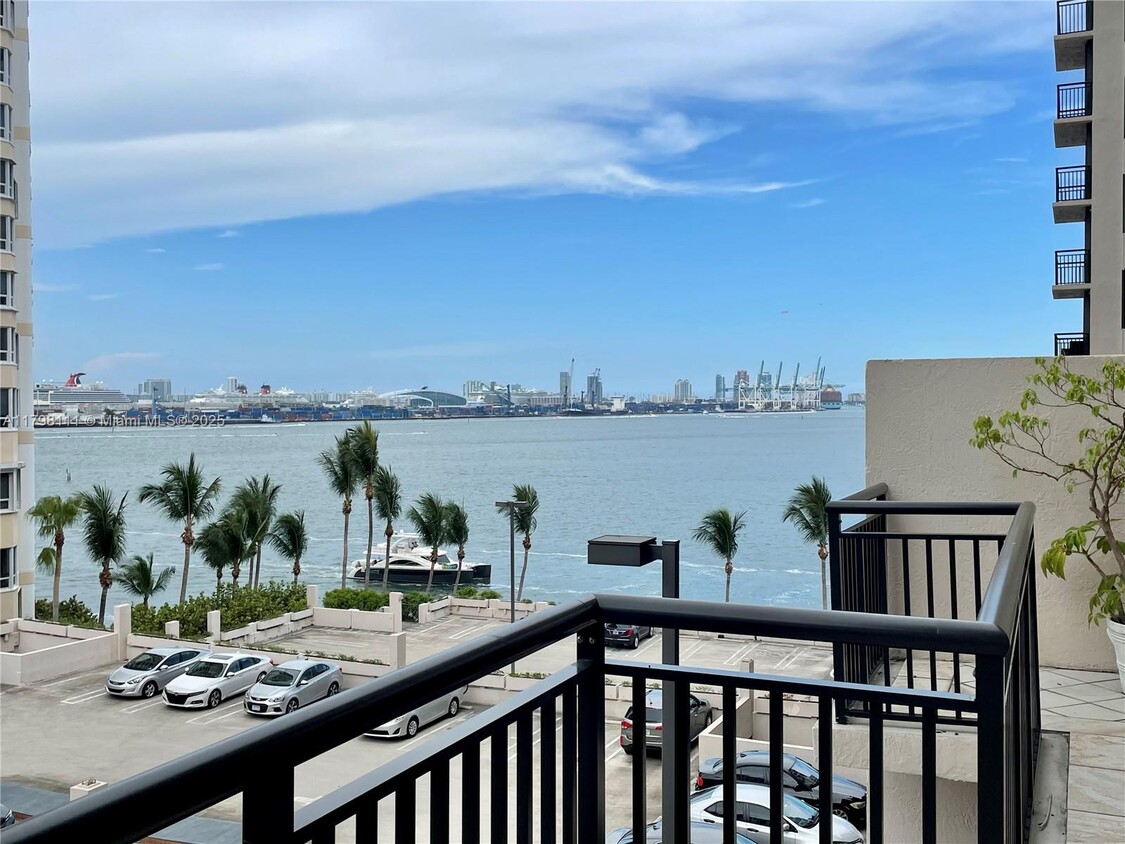 Primary Photo - 540 Brickell Key Dr