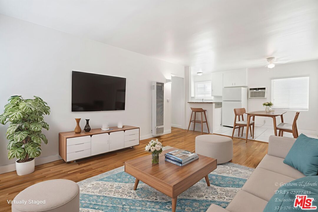 Foto principal - 6640 Woodman Ave