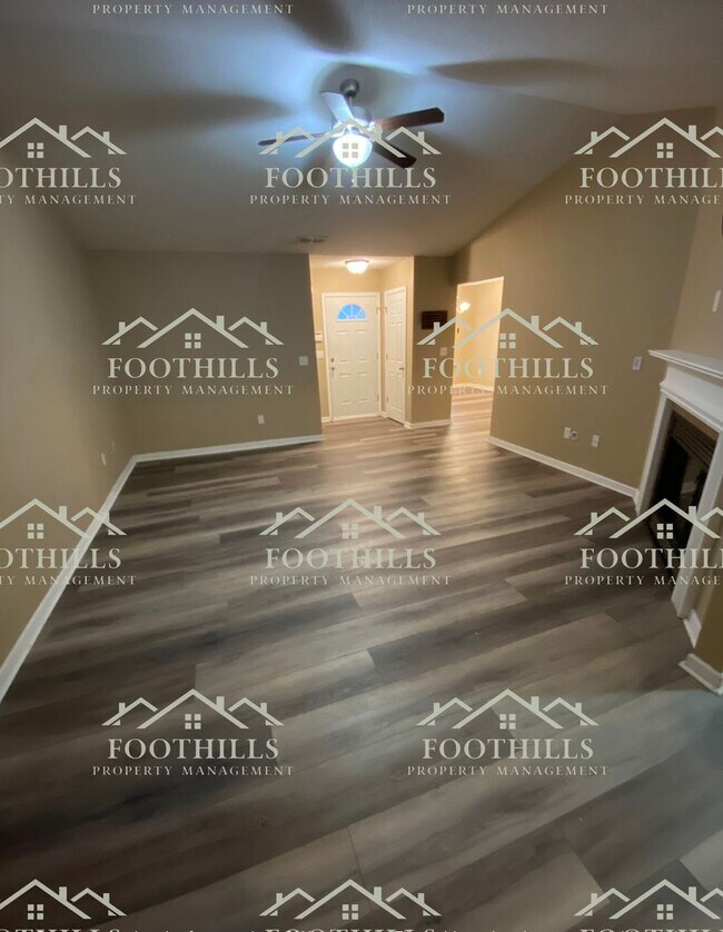 Building Photo - Chic 3BR/2BA Home with Vaulted Ceilings, F...
