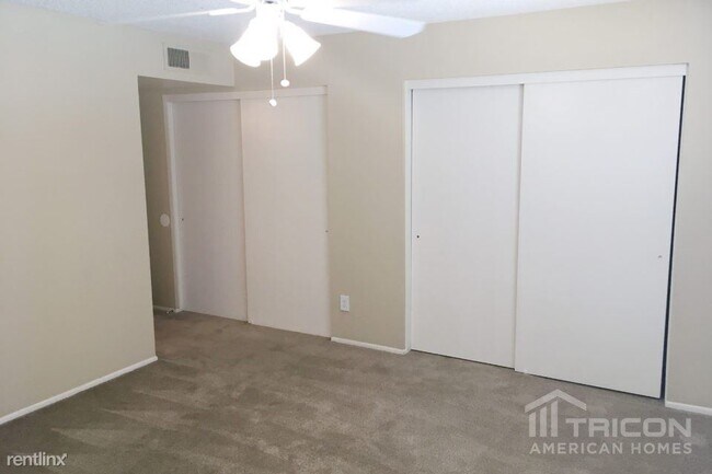 Building Photo - 5819 W Grovers Ave