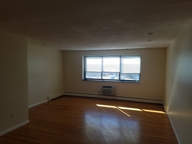 Building Photo - 462 Mount Auburn St