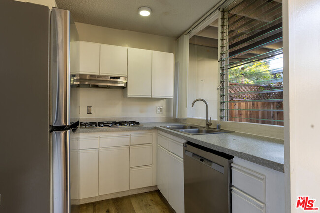 Foto del edificio - 3330 S Sepulveda Blvd
