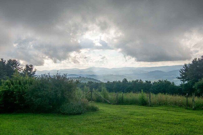 Foto del edificio - 10190 C Blue Ridge Pkwy